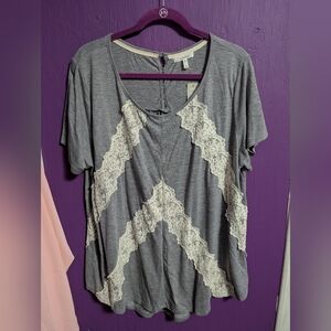 121. NWT $34 Maurices Grey Cream Lace Detail Short Sleeve Tee 3X 22 24